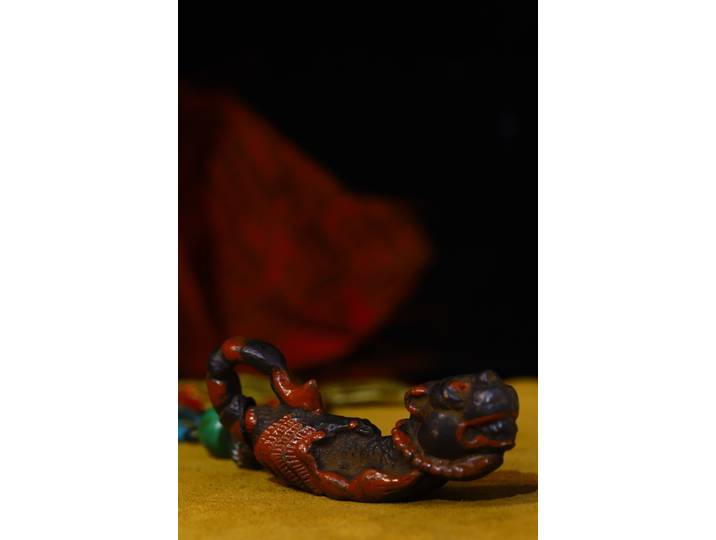 Amulette pendentif tête génitale, collection temple tibétain, vieux bronze peint, dieu angissun, queue de scorpion, maison de ville, exorcisme, 3 po