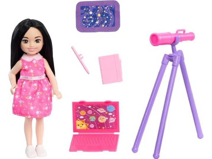 Barbie Speelgoedset, Chelsea Beroepenpop Astronaut, kleine pop, brunette, met 5 accessoires in ruimtethema, waaronder een telescoop, HTK33