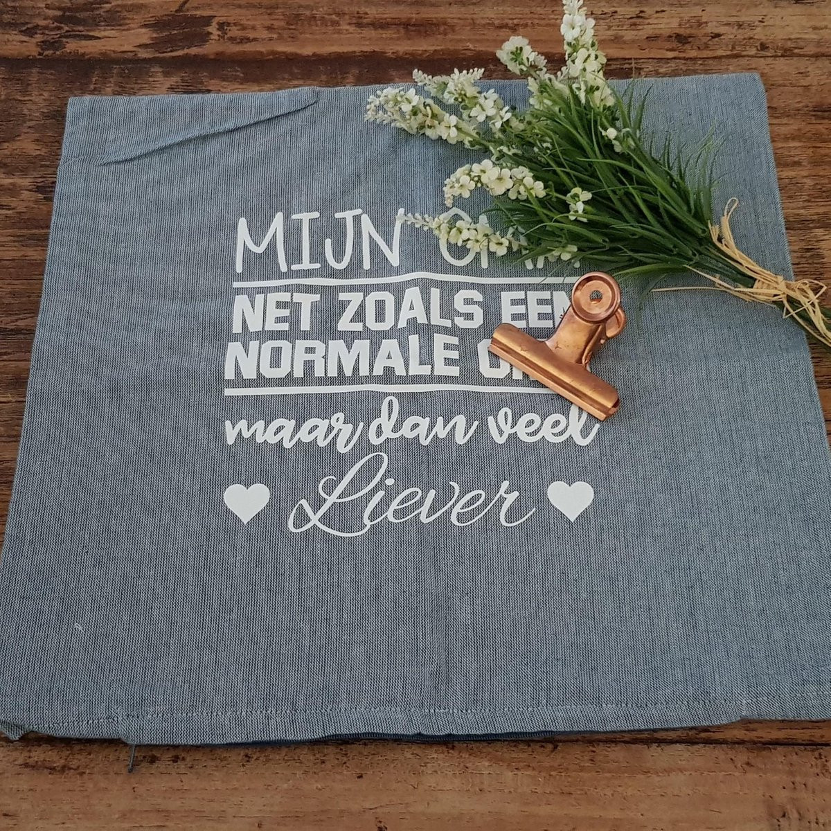 Kussenhoes met tekst Mijn opa net zoals een normale opa maar dan veel liever, 50 x 50 cm