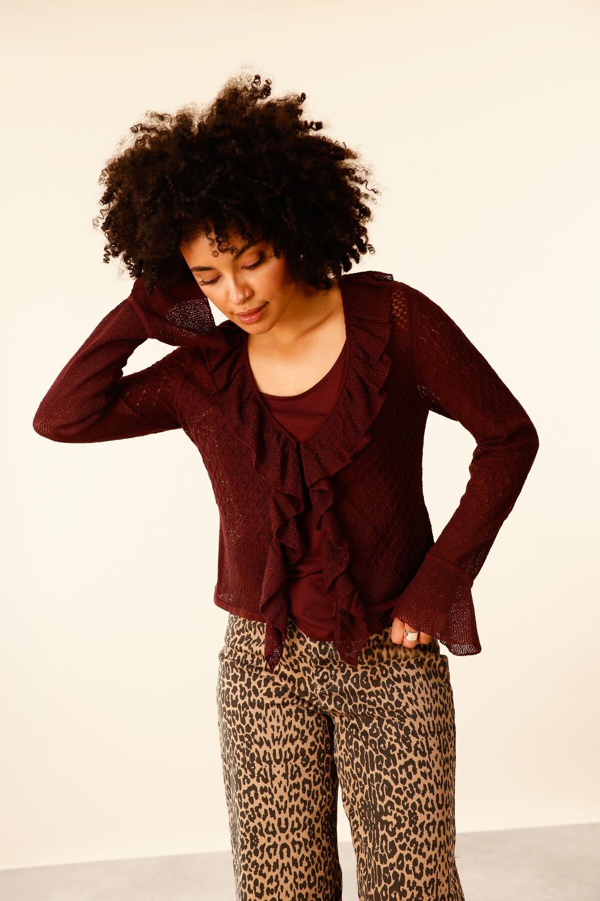 Cardigan MONARI "Jacke Volants", Damen, Gr. 42, rot (dkbordeaux), Web, Obermaterial: 75% Polyacryl, 25% Polyamid, unifarben, regular fit taillenbedeckt, V-Ausschnitt, Trompetenärmel gerader Abschluss, Strickjacken Cardigan, Regular fit mit Volants