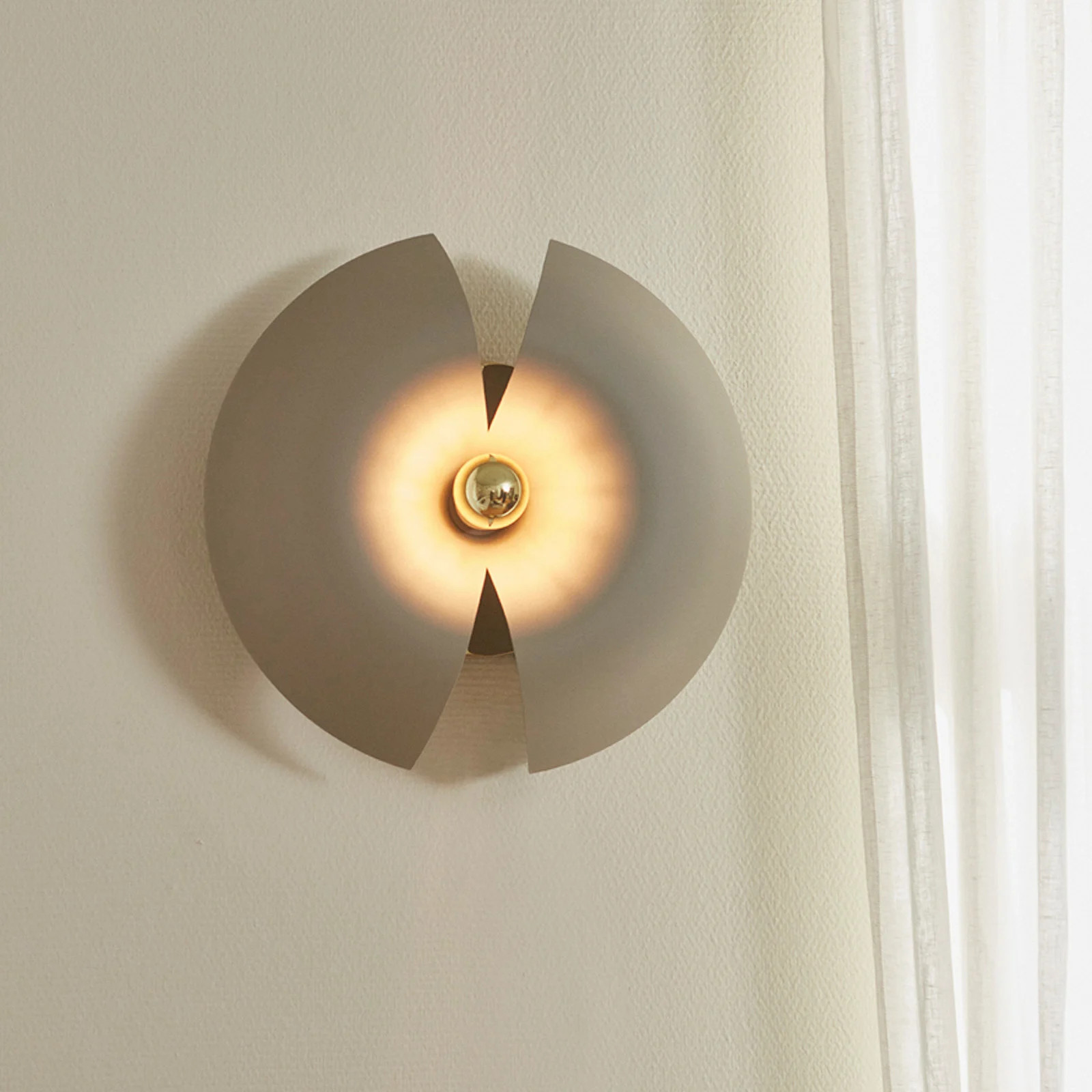 AYTM Cycnus Wandlamp - Taupe/Goud - Rond - Aluminium - Diameter: 30 cm