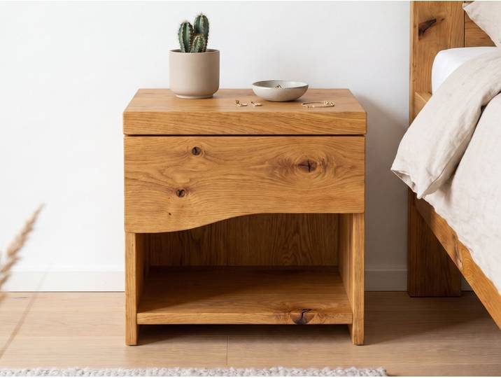 Nachttisch „Astrid“ aus Wildeiche Massivholz Wildeiche