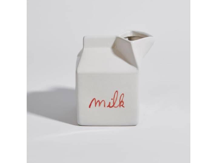 Milchkrug aus weißem und rotem Steingut