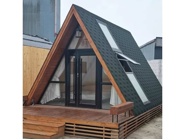 Maison de conteneur préfabriquée de conception personnalisée, petite maison triangulaire préfabriquée, 2 chambres à coucher, une maison triangulaire à cadre pour maisons de vie