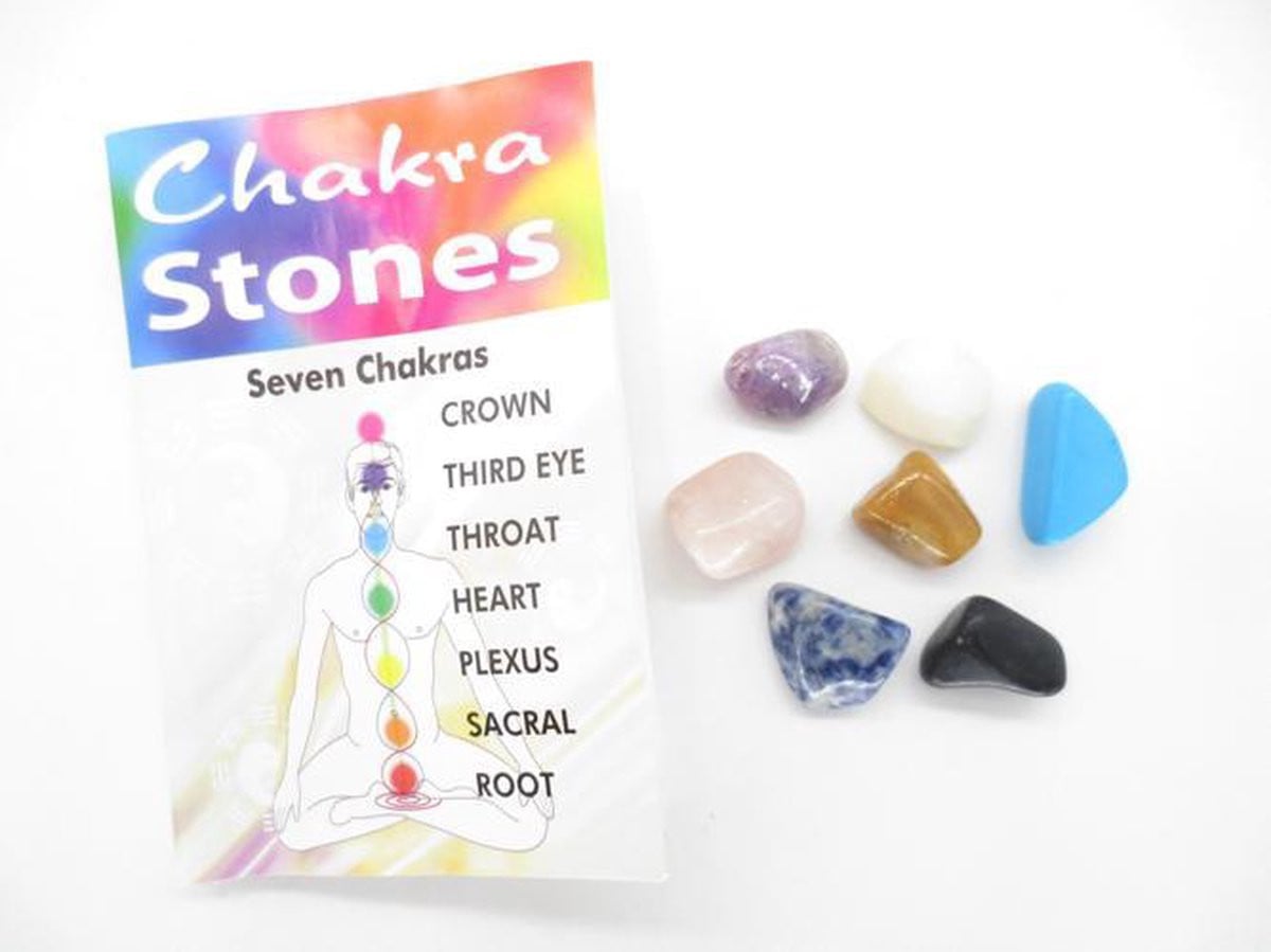 Set van 7 verschillende chakra stenen in een zakje