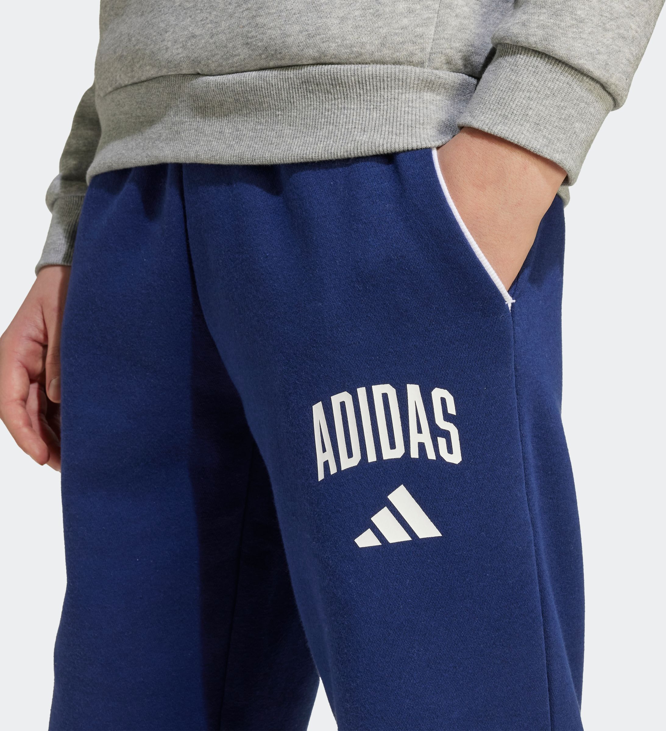 Sporthose ADIDAS SPORTSWEAR "SAISON ESSENTIALS COLLEGE TYPOGRAPHIE KINDER", Kinder, Gr. 152, N-Gr, blau (dunkelblau, weiß,), Obermaterial: 55% Baumwolle, 36% Polyester, 9% Viskose, Hosen Sporthose, für Kinder und Teens, sportlicher Stil, mit Seitentaschen