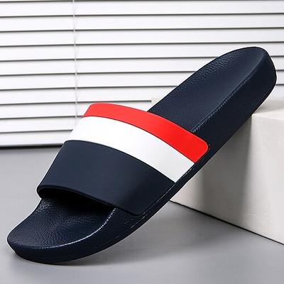Sportliche Herren-Sandalen mit rot-weißen Streifen – auffälliges Schuhwerk für Freizeit und Outdoor-Aktivitäten