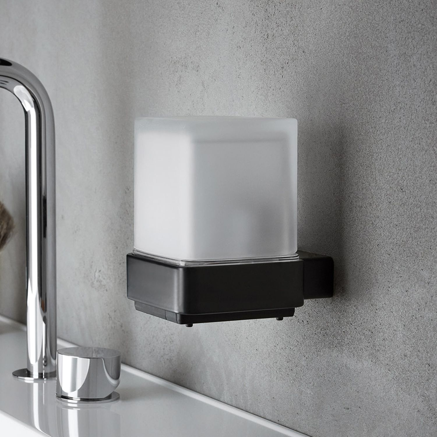 Emco Loft Sensor-Seifenspender mit Stülpbecher aus satiniertem Kristallglas, Accessoires, 052113305, schwarz