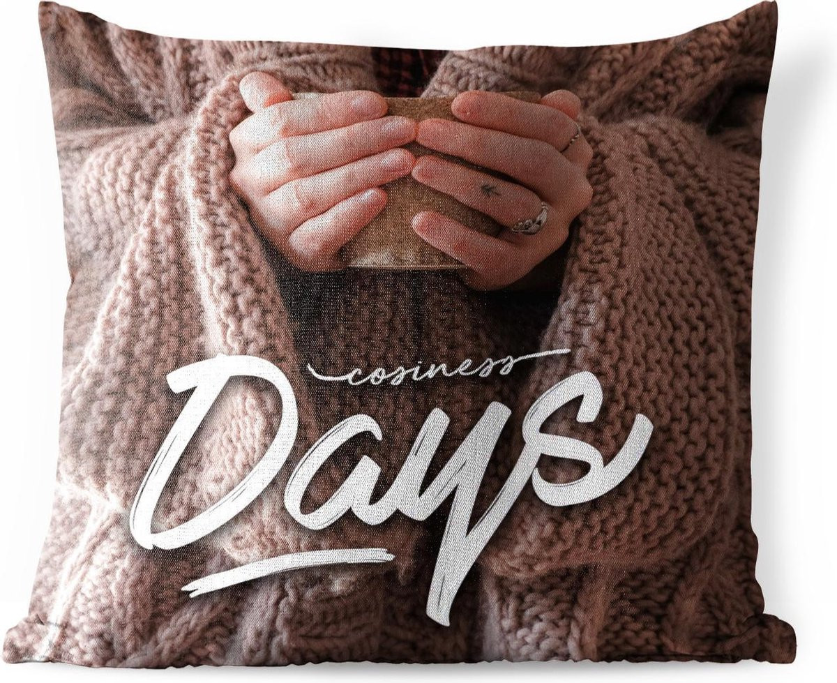 Buitenkussen met Quote Cosiness Days en Vrouw met Thee - 40 x 40 cm