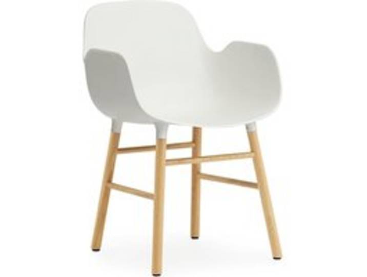Normann Copenhagen - Form Armlehnstuhl mit Holzgestell