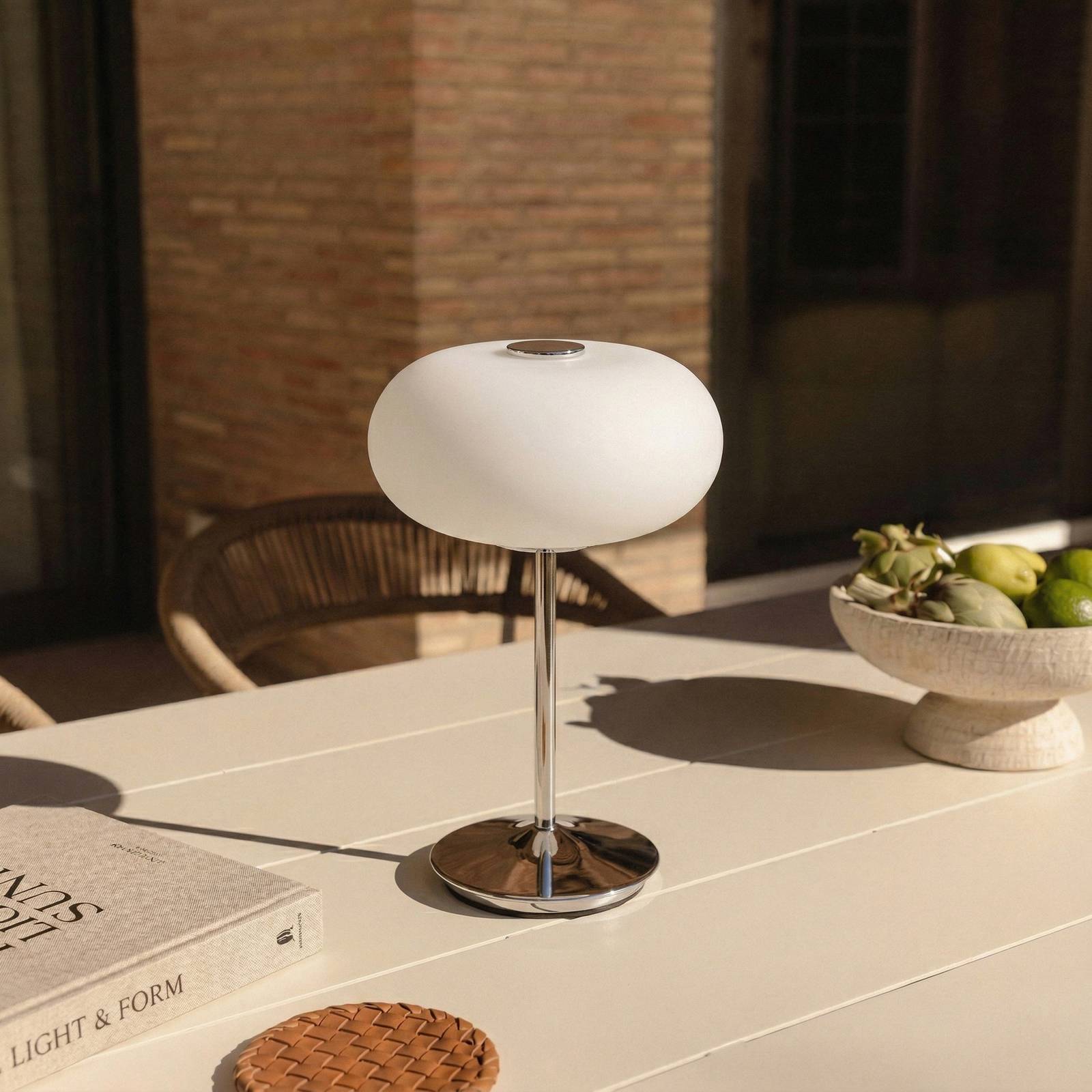 Lucande LED-Akkutischlampe Anoria, chrom/weiß, Glas IP44 USB Anoria Lucande, dimmbar, chrom / silber, für Wohn- / Esszimmer, Glas, Design