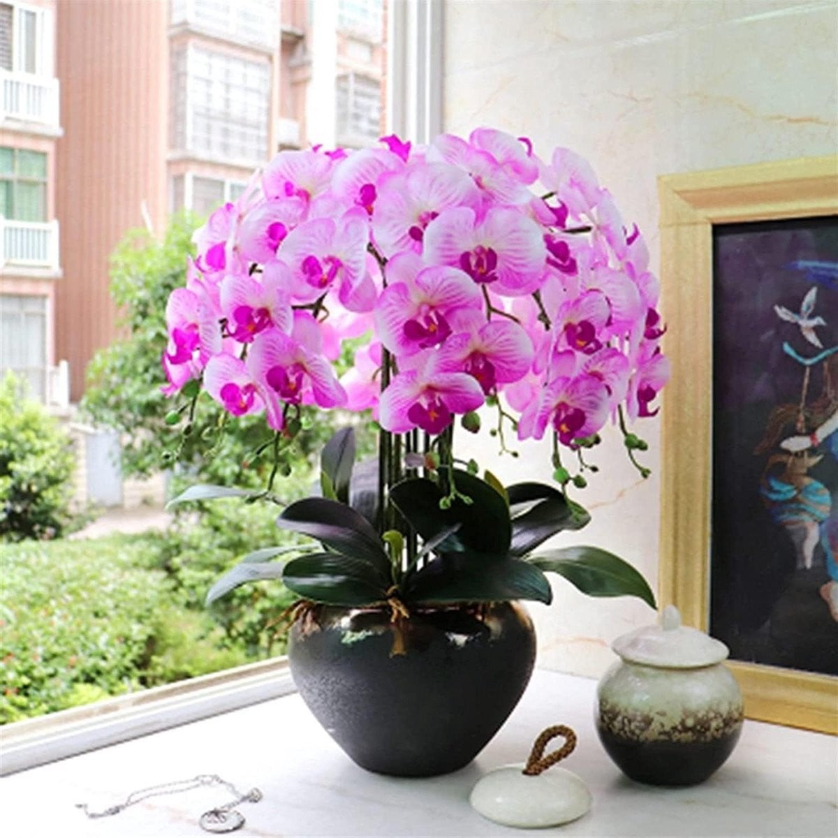 Kunstorchidee Arrangement met Realistische Textuur in Geel, Roze en Rood inclusief Grote Vaas