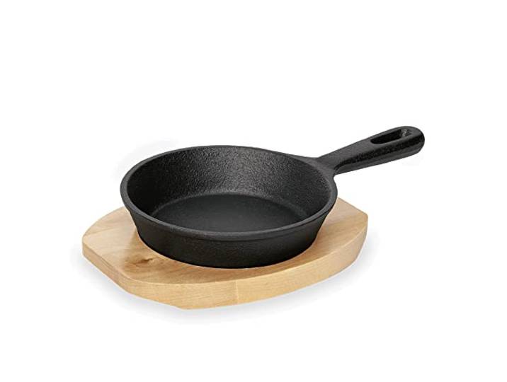 6 x Servierpfanne aus Gusseisen, mit Holzuntersetzer, nicht spülmaschinenfest, sehr robust, hohe Wärmehaltung, ideal zum Servieren/Ø 13 cm
