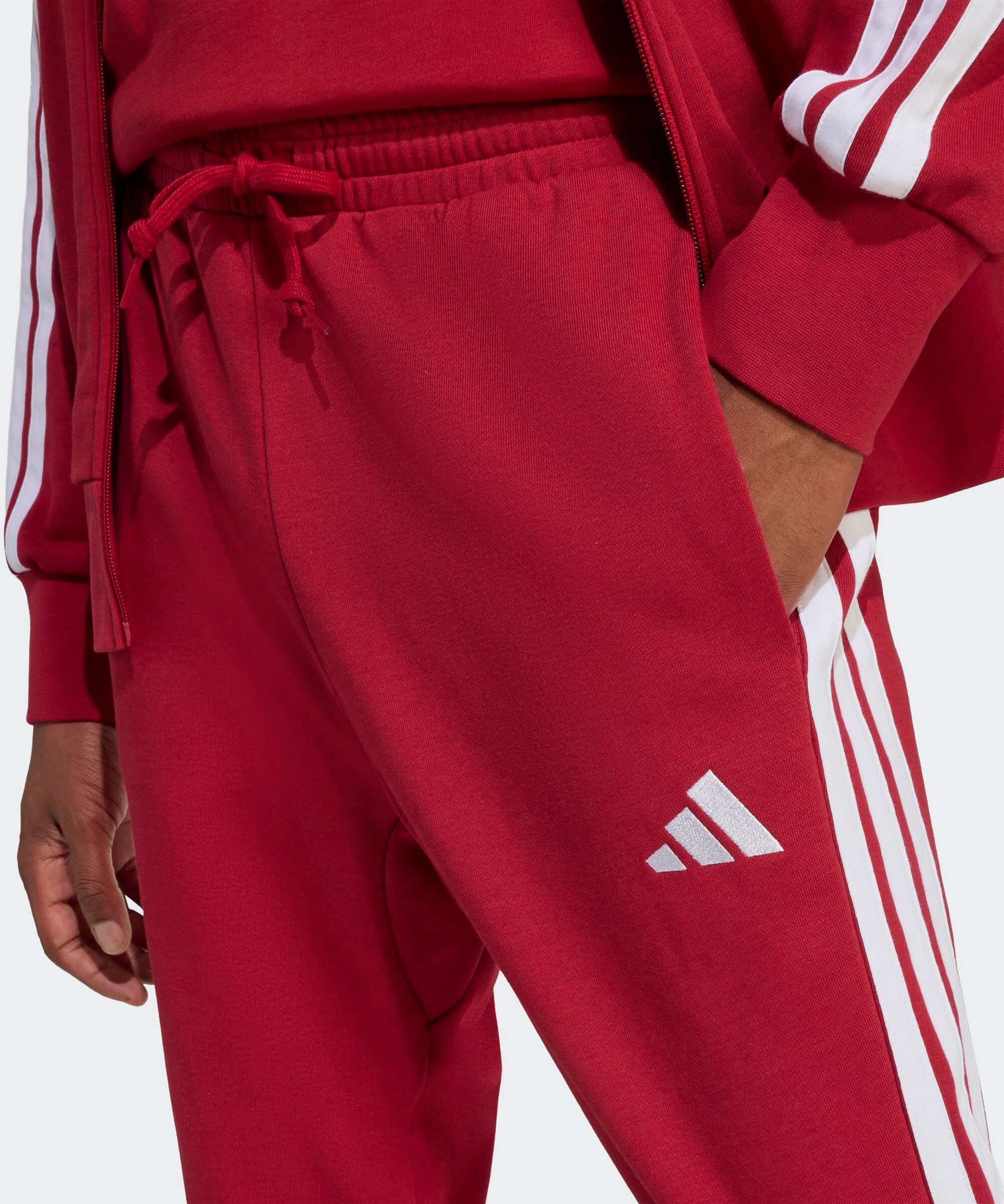 Sporthose ADIDAS SPORTSWEAR "ESSENTIALS 3-STREIFEN FRENCH TERRY", Herren, Gr. S, N-Gr, rot (active maroon, weiß, normal, gr.), Obermaterial: 55% Baumwolle, 36% Polyester, 9% Viskose, Hosen Sporthose, schmal zulaufende Beinform, für sportliche Aktivitäten 