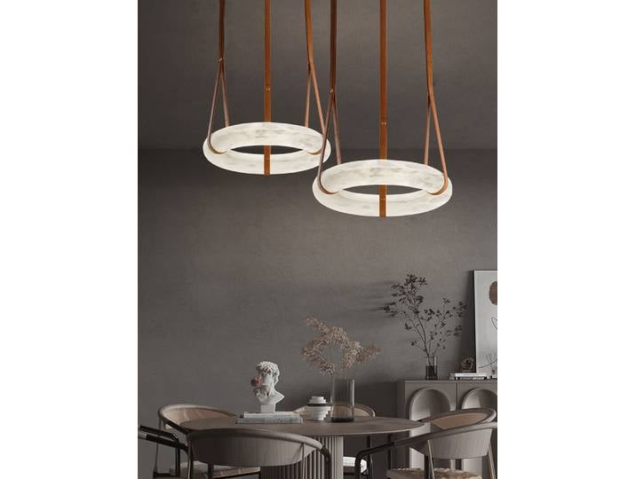 Lustre LED suspendu en cuir effet marbre tendance 2026 pour salon