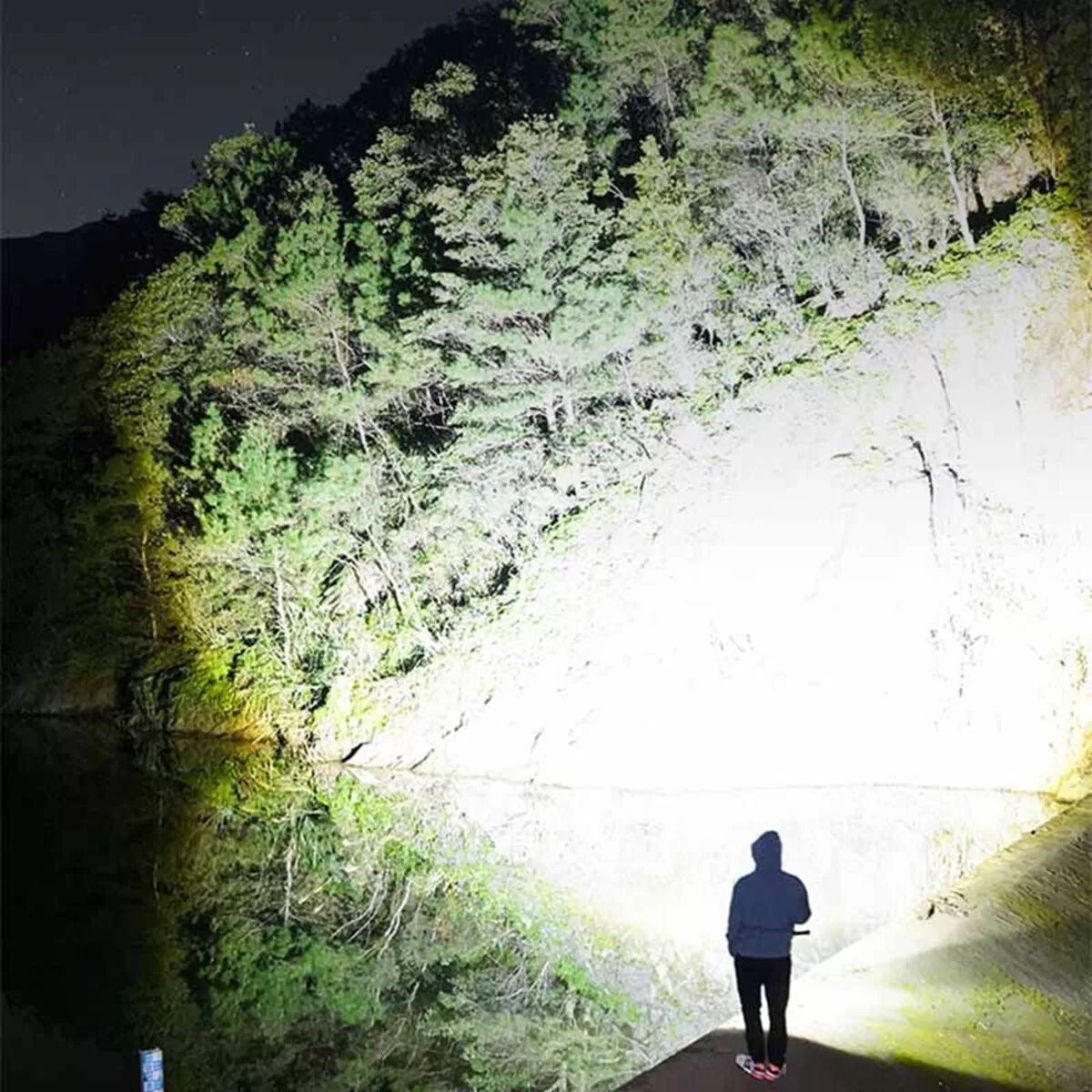 INF Mini Tragbare LED Taschenlampe - Zoombar, Wiederaufladbar, Ideal für Camping und Notfälle