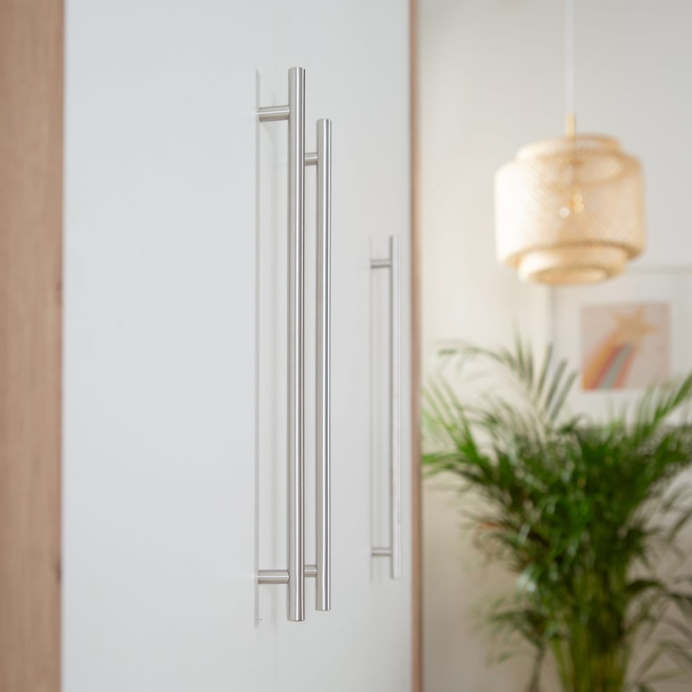 roba Armoire 3 portes blanche / effet chêne avec poignées métalliques Blanc 135x190x53cm
