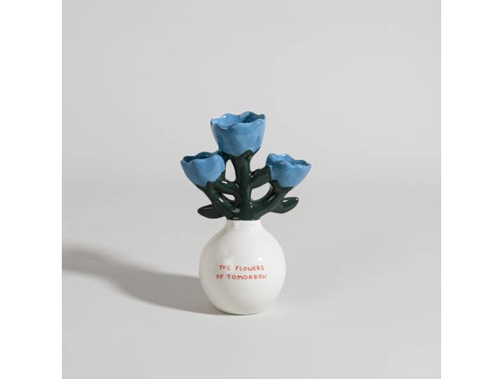 Weiße, blaue und grüne Steingutfigur mit Vase und Blumenstrauß, H 20 cm