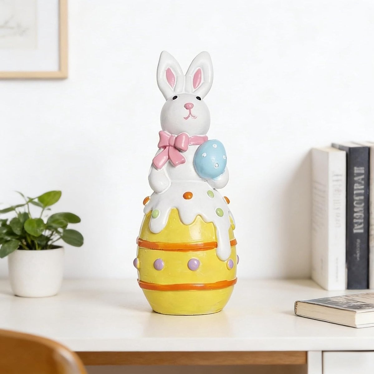 Geel Konijn Decoratie Beeldje van Hars voor Lente Tafeldecoratie
