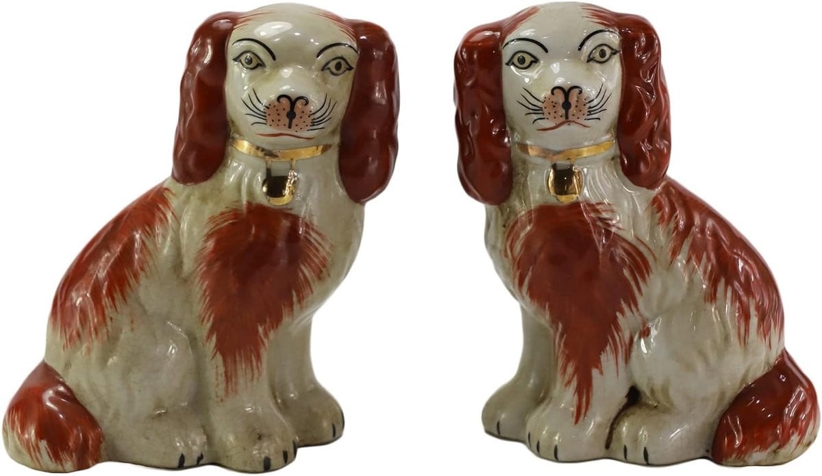 Handgeschilderde porseleinen hondenfiguren als decoratieve dierenbeeldjes voor op tafel