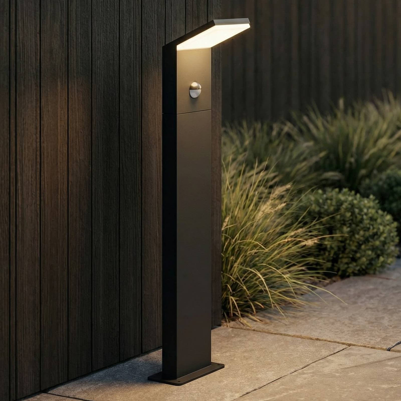 Lucande Nevio LED tuinpadverlichting met bewegingssensor, zwart, aluminium, Hoogte: 60 cm