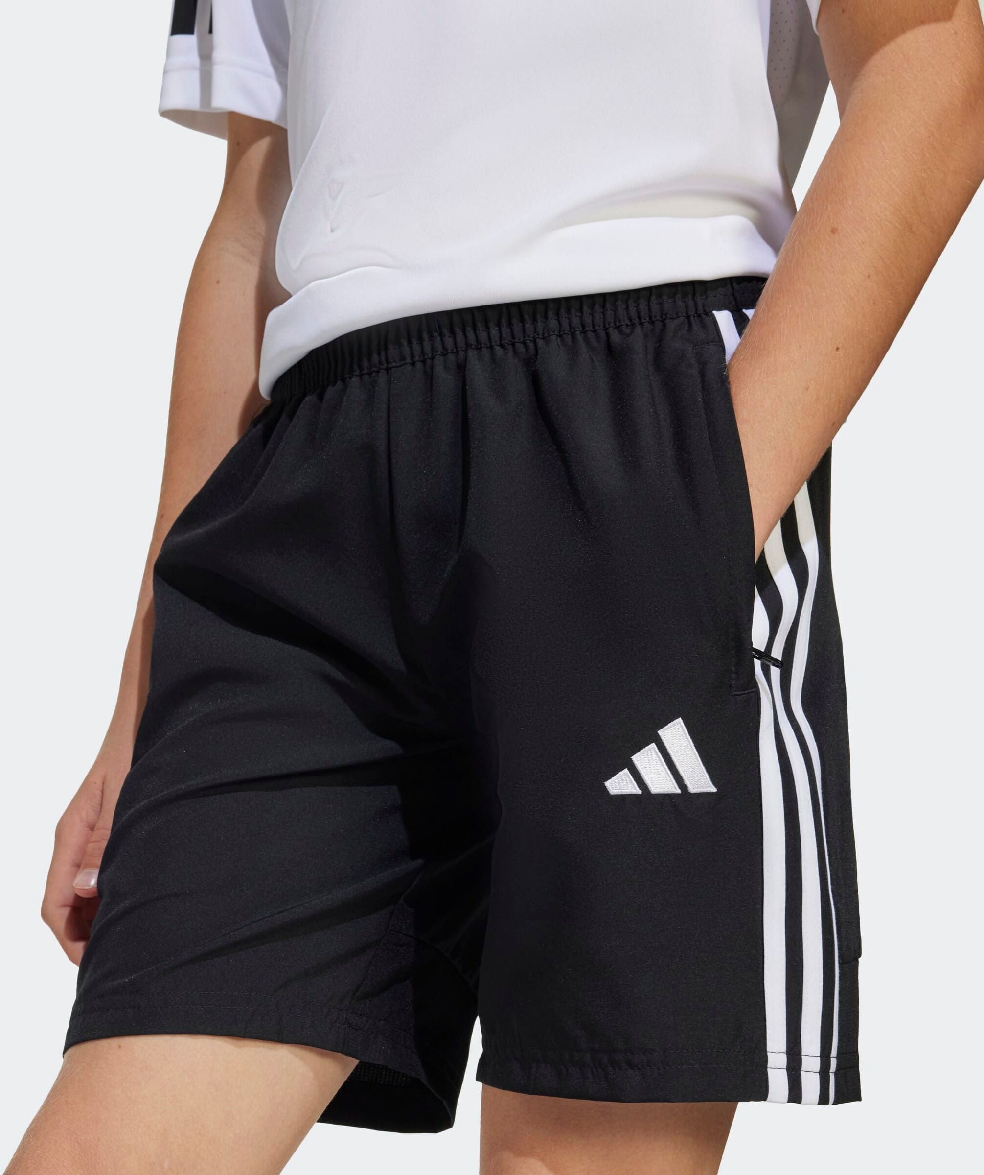 Trainingsshorts ADIDAS PERFORMANCE "TIRO 25 ESSENTIALS WOVEN KIDS", Mädchen, Gr. 152, N-Gr, schwarz-weiss (schwarz, weiß,), Obermaterial: 100% Polyester, Hosen Trainingsshorts schwarz, weiß, 152, N-Gr