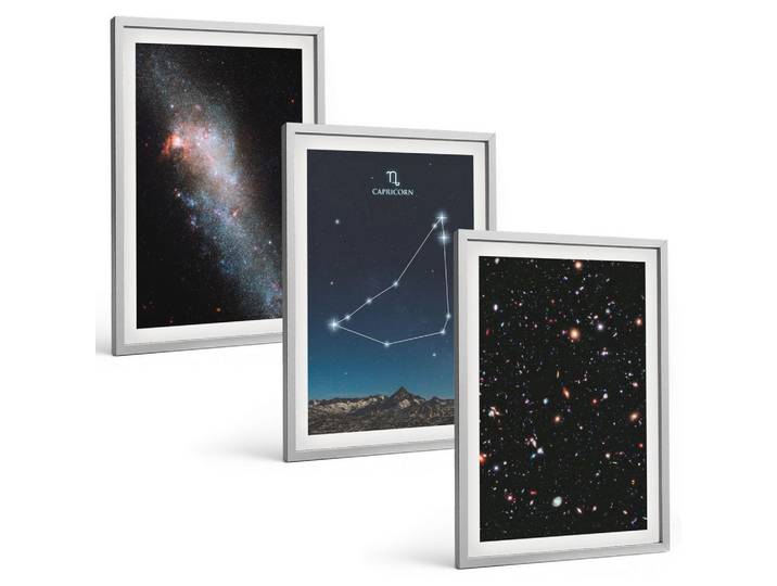 BILDER SET 3er Set - 40x60 cm Silberner Rahmen - Galaxie im Sternbild Steinbock
