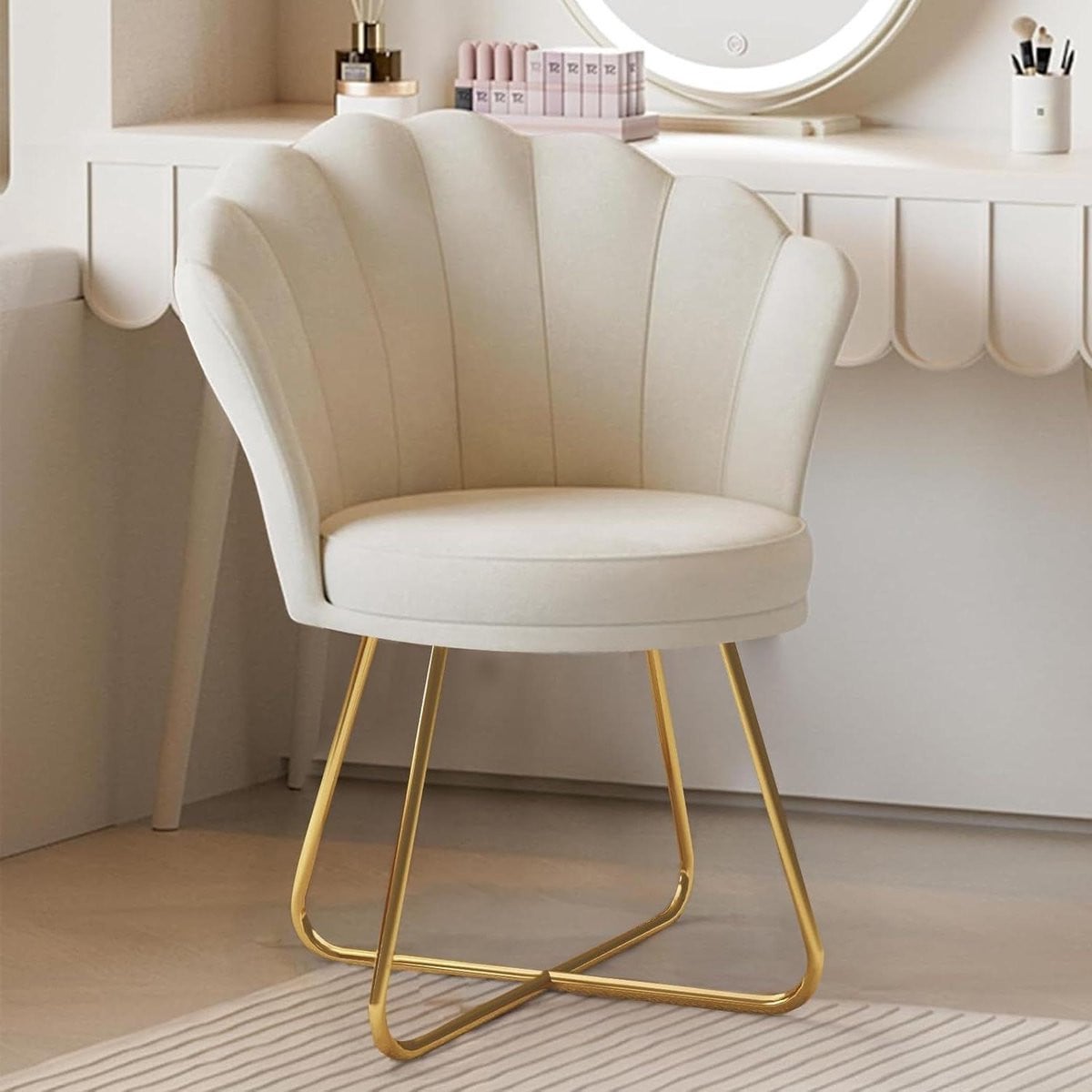 Beige fluwelen eetkamerstoel met bloemblad rugleuning