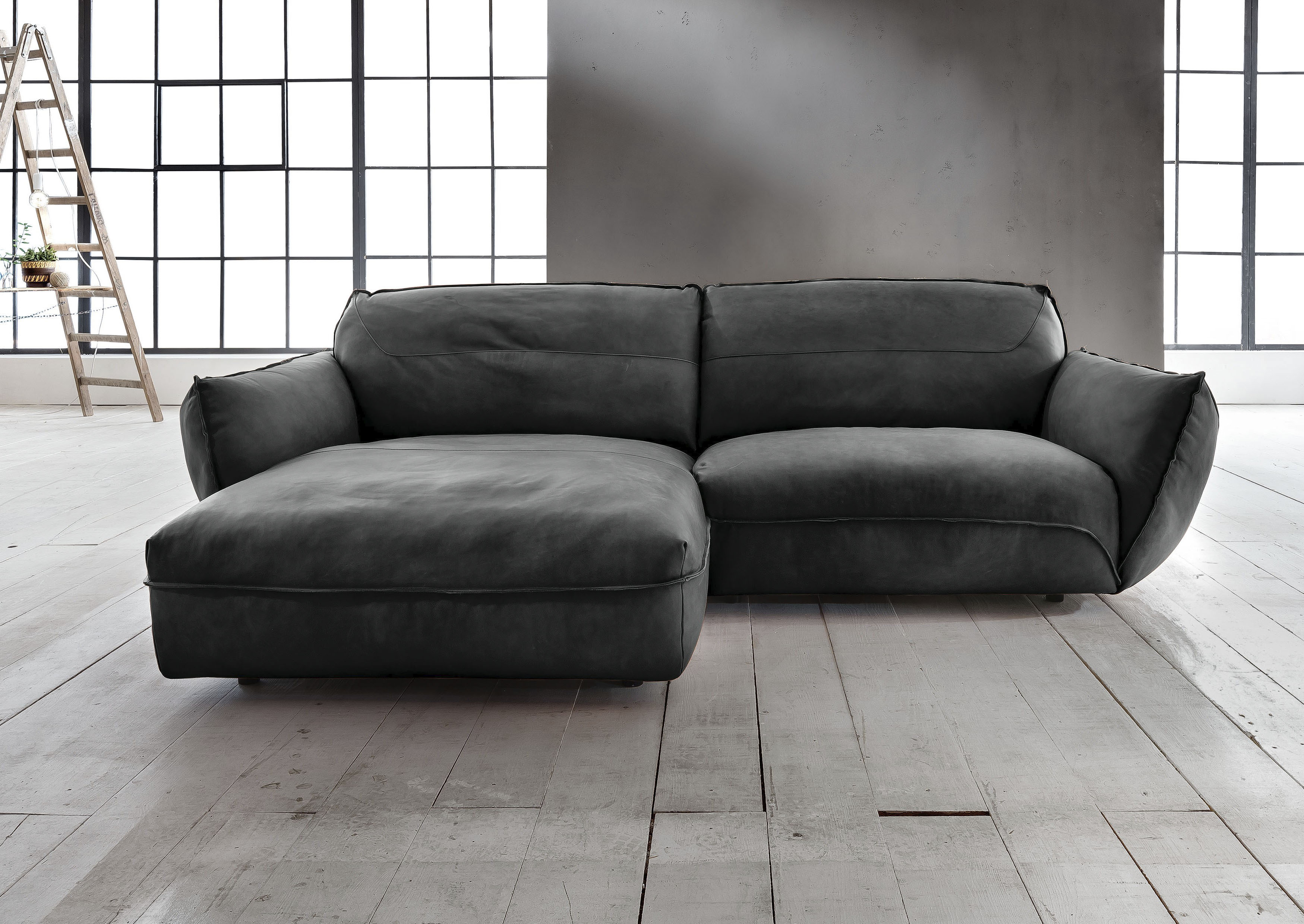 Ecksofa BETYPE "Be Type Be Chilled, Mega Sofa, Bezug: hochwertiges Anilinleder, L-Form", schwarz, B:280cm H:85cm T:180cm, AnilinLEDER Pallino gewachst (echtes Rindsleder)   Das von südamerikanischen Rindern stammende Anilinleder wird in Fässern gefärbt. N