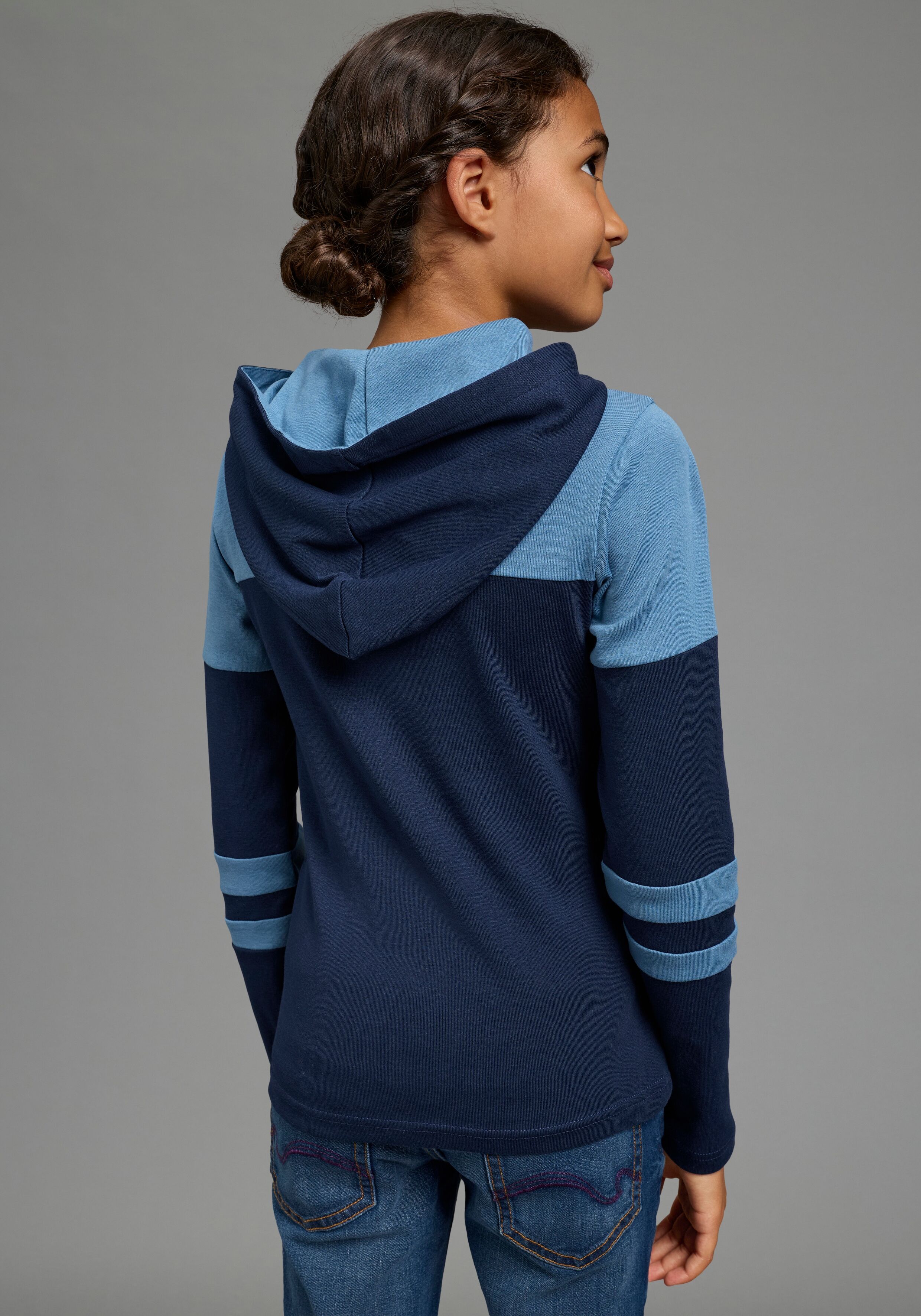 Langarmshirt KANGAROOS "KangaROOS Kapuzenshirt in colorblocking Design", Mädchen, Gr. 152/158, blau (marine), Rippware, Obermaterial: 100% Baumwolle, eng hüftlang, Shirts Langarmshirt, Colorblocking Shirt, eng anliegende Passform, Logo-Stickerei, Mini-Me 