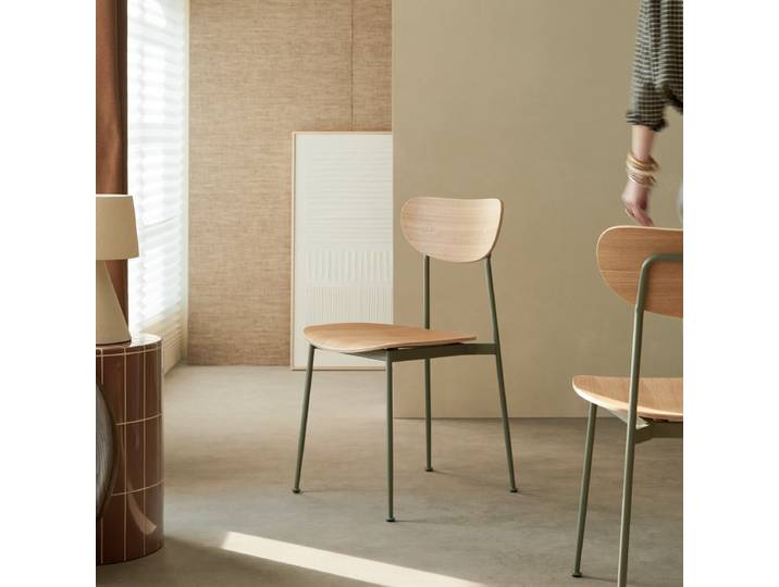Lilo – Stuhl aus massivem Eschenholz und grünem Metall - Beige