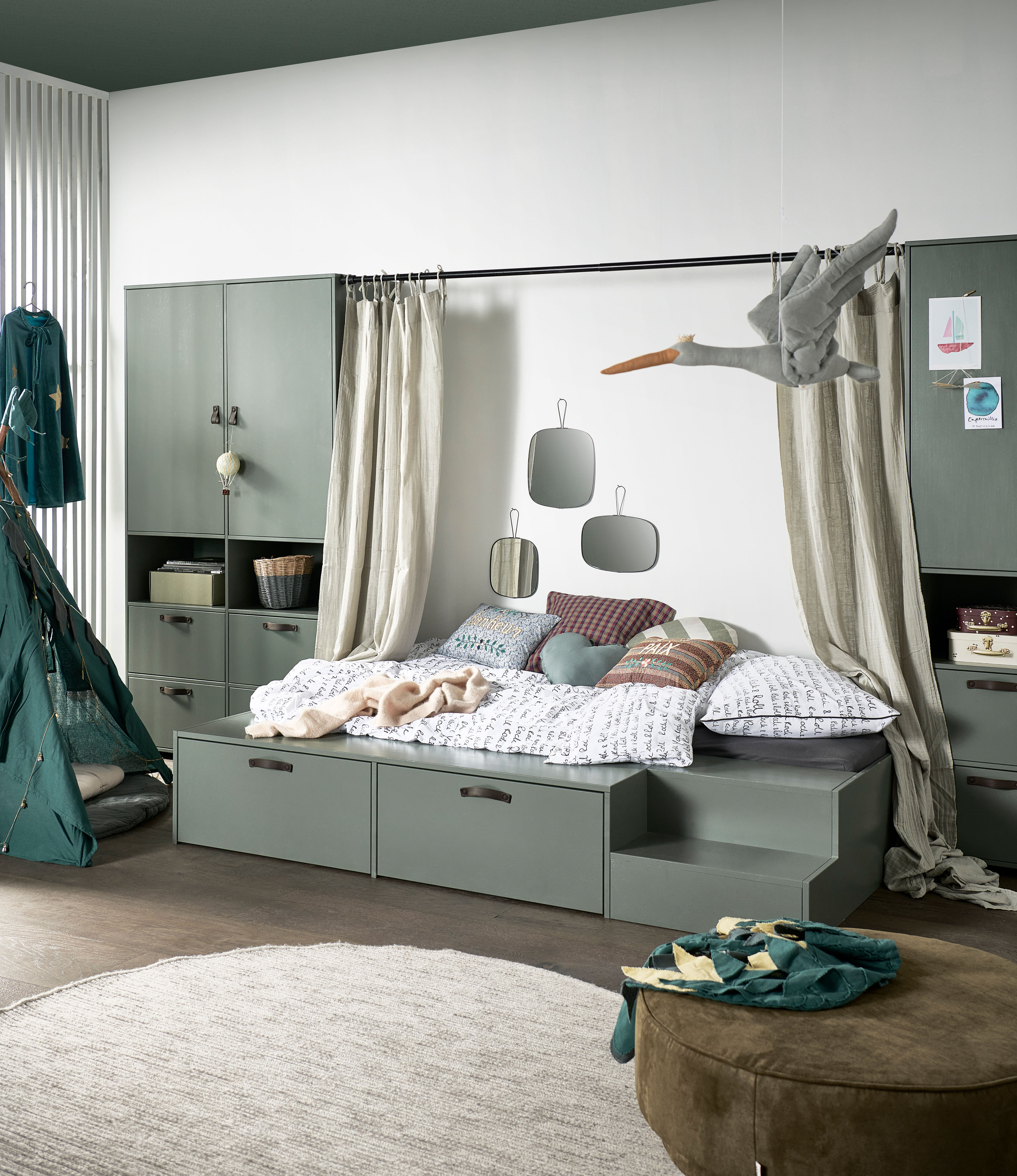 Stauraumbett WOOOD "Stage Massivholz FSC-Kiefernholz mit Trittstufen 204 x 131 x 35 cm", grau (seife), B:204cm H:35cm L:131cm, Betten, Stauraumbett, Rollauszüge mit Ledergriff, breite Holzkante, Matratzenmass 80x200 cm seife Liegefläche Länge B: 200cm x 8
