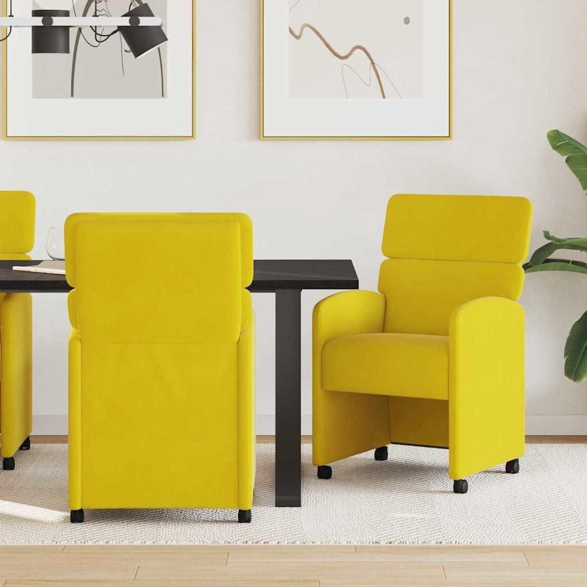 Comfortabele fluwelen eetkamerstoelen met wieltjes en armleuningen