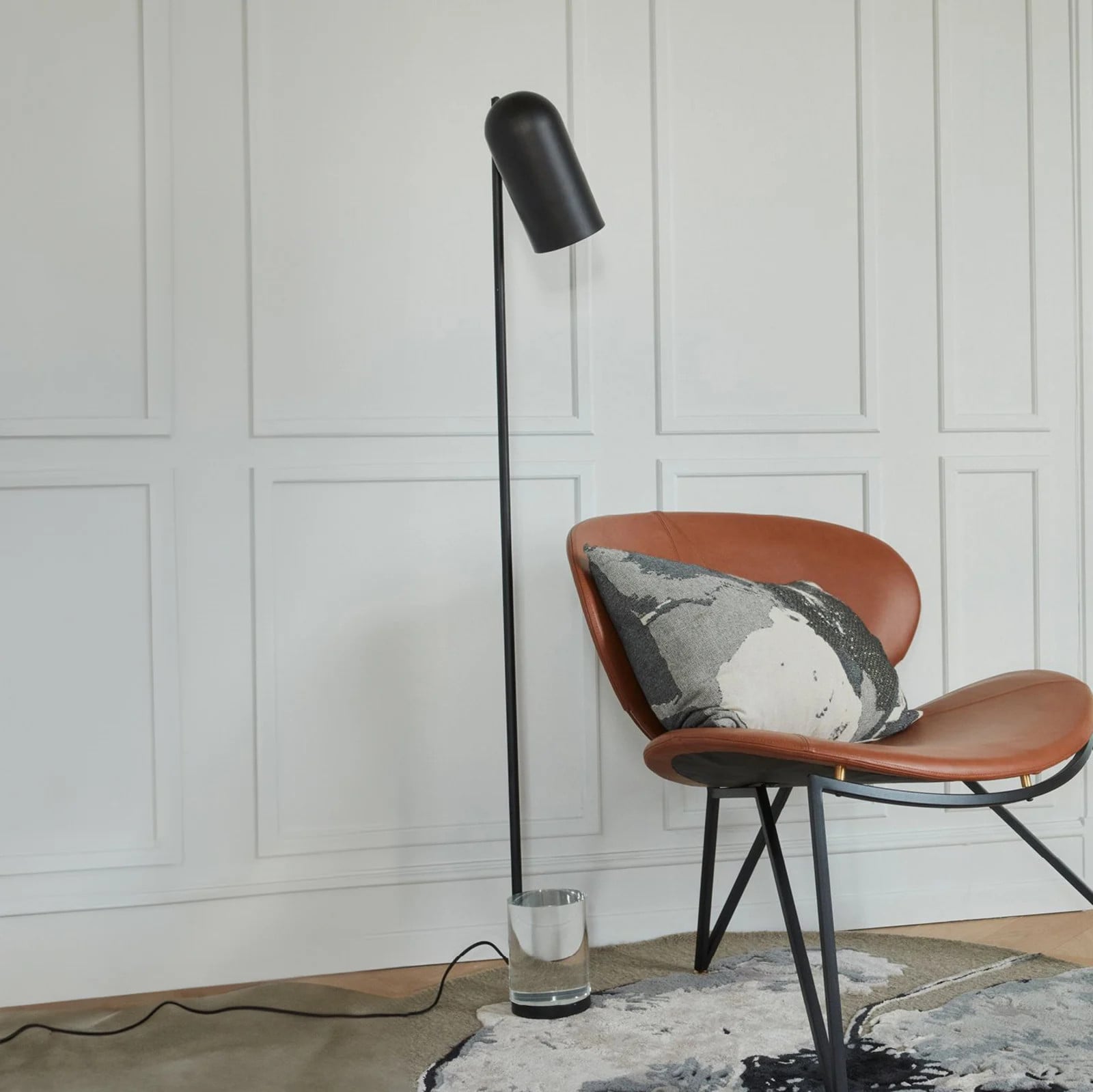 AYTM Luceo vloerlamp zwart/helder met glazen cilinder en metalen voet