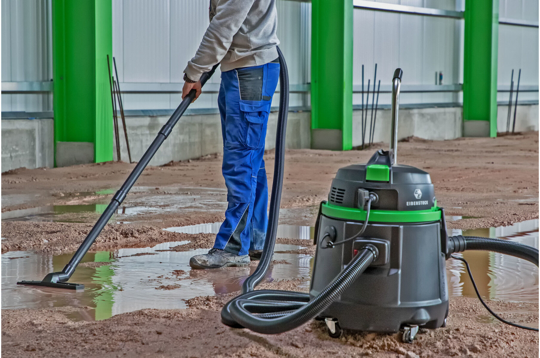 Eibenstock EPS 50 Pumpsauger aus Kunststoff und Metall mit integrierter Pumpe für Flüssigkeiten oder Stäube, 50 l Behältervolumen - 9927000 (09927000)