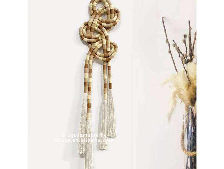 Ornement mural unique en macramé, art mural noué en corde de coton naturel avec long pompon pour décoration intérieure de luxe