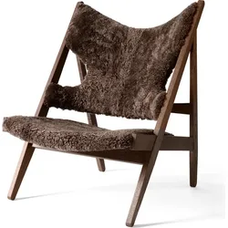 Knitting Sheepskin Sessel braun auf dunklen Eichenbeinen
