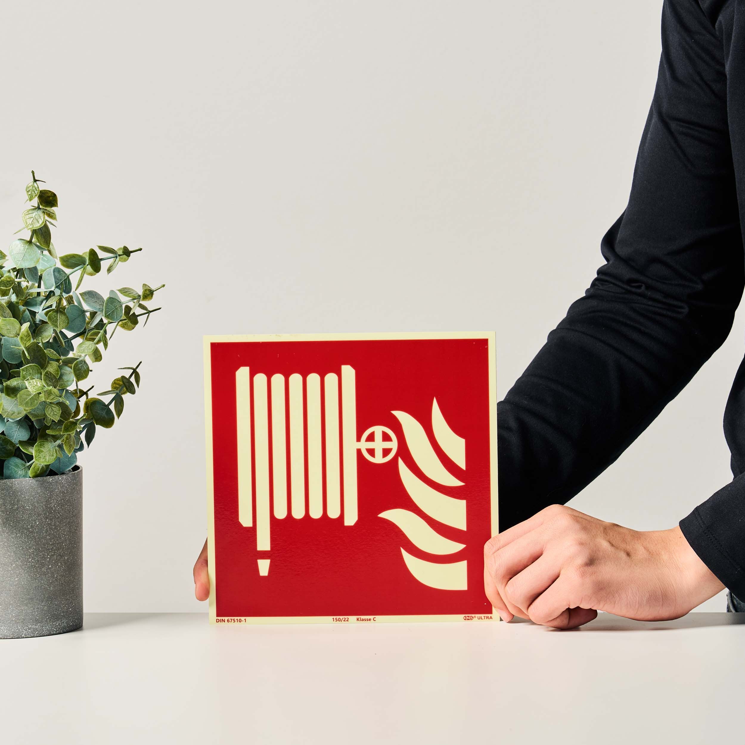 SPRINTIS Panneau Robinet d'incendie armé (RIA), photoluminescent, plastique, ISO 7010 200 x 200 mm, rouge, blanc