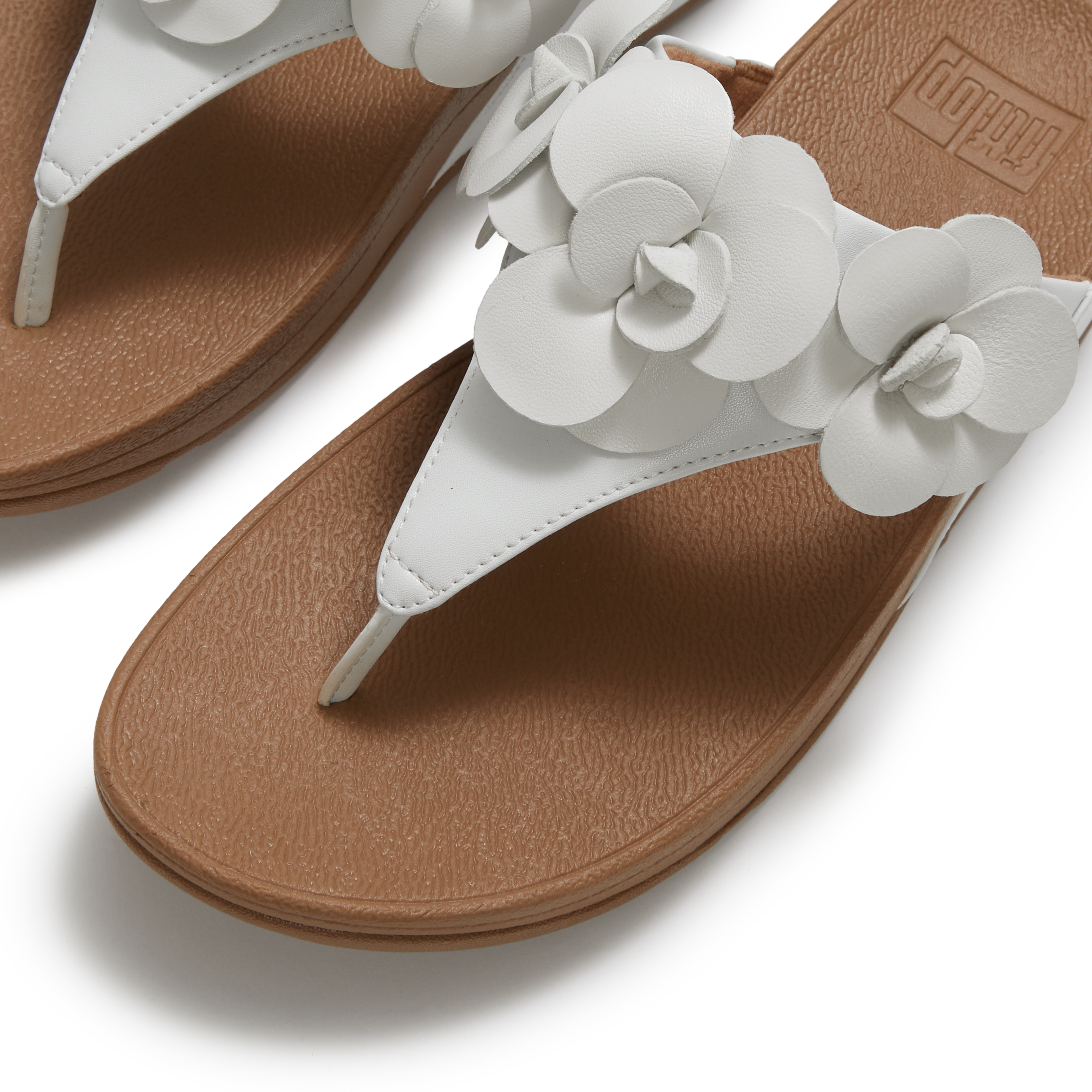 Dianette FITFLOP "LULU FLOWER TOE-POST SANDALS", Damen, Gr. 39, Textil, urban weiß, Lederimitat, geblümt, Schuhe Dianette, Keilabsatz, Zehentrenner, Sommerschuh mit modischer Blütenverzierung