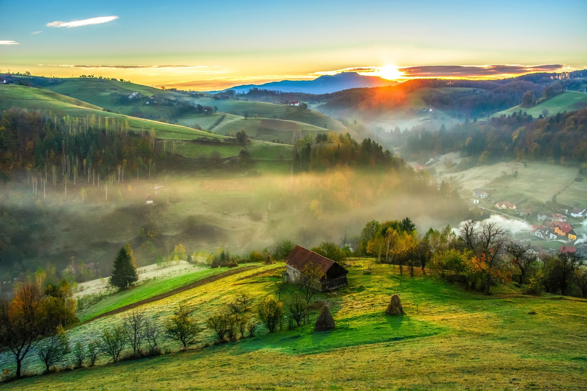 Fototapete PAPERMOON "PANORAMA-LANDSCHAFT DORF WIESE NEBEL GEBIRGE SONNE WALD", bunt, B:5m L:2,8m, Vlies, Tapeten