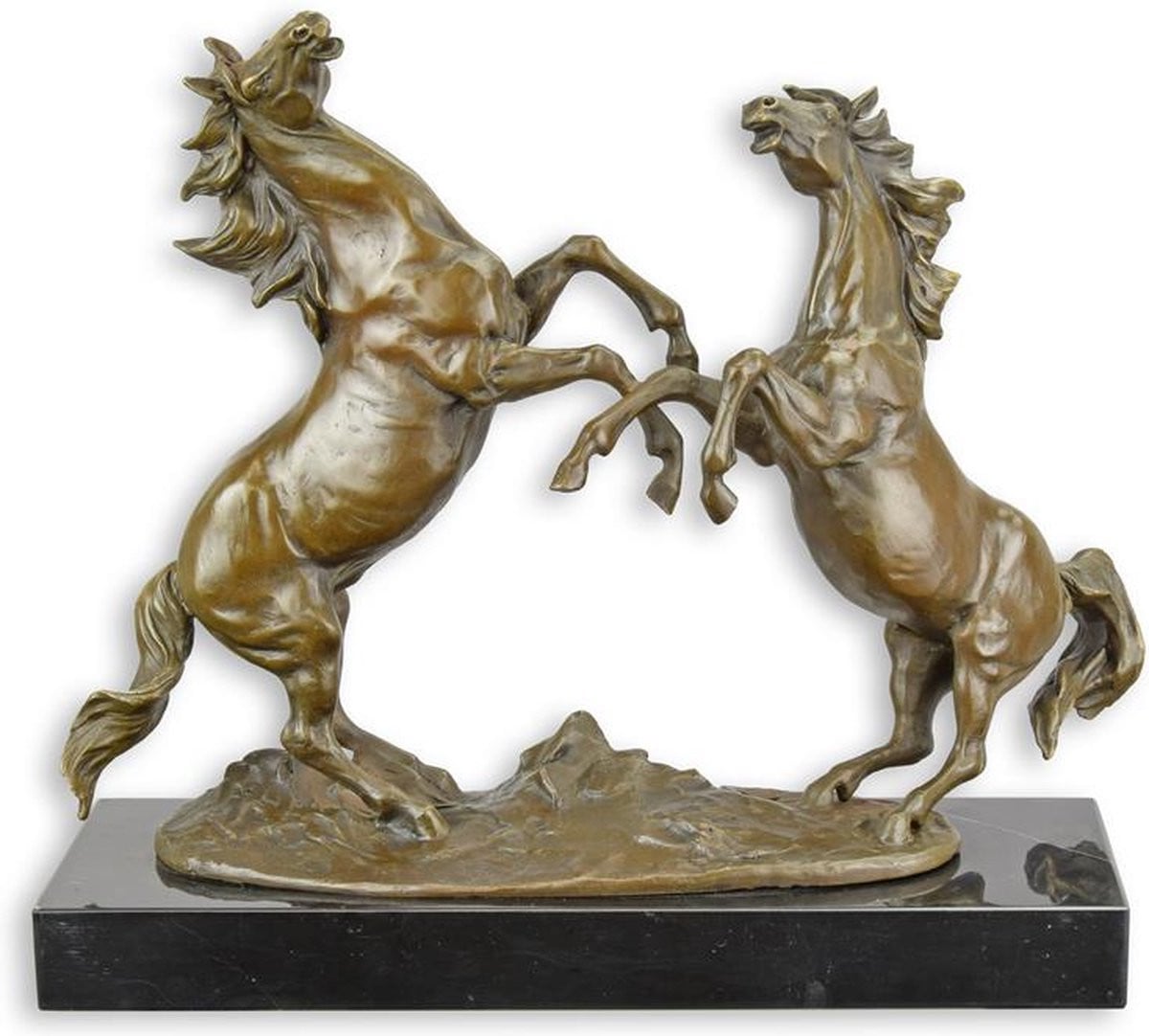 Bronskleurig beeld van een steigerend paard voor op tafel