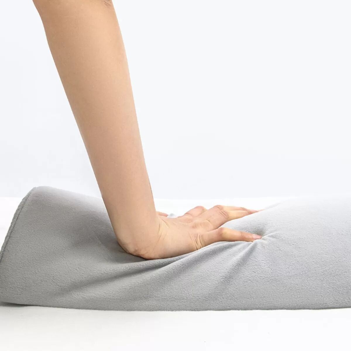 INF Ergonomisches Zervikal-Halskissen Groß 56x22x13cm – Grauer Plüschbezug, Memory-Schaum mit langsamer Rückstellung