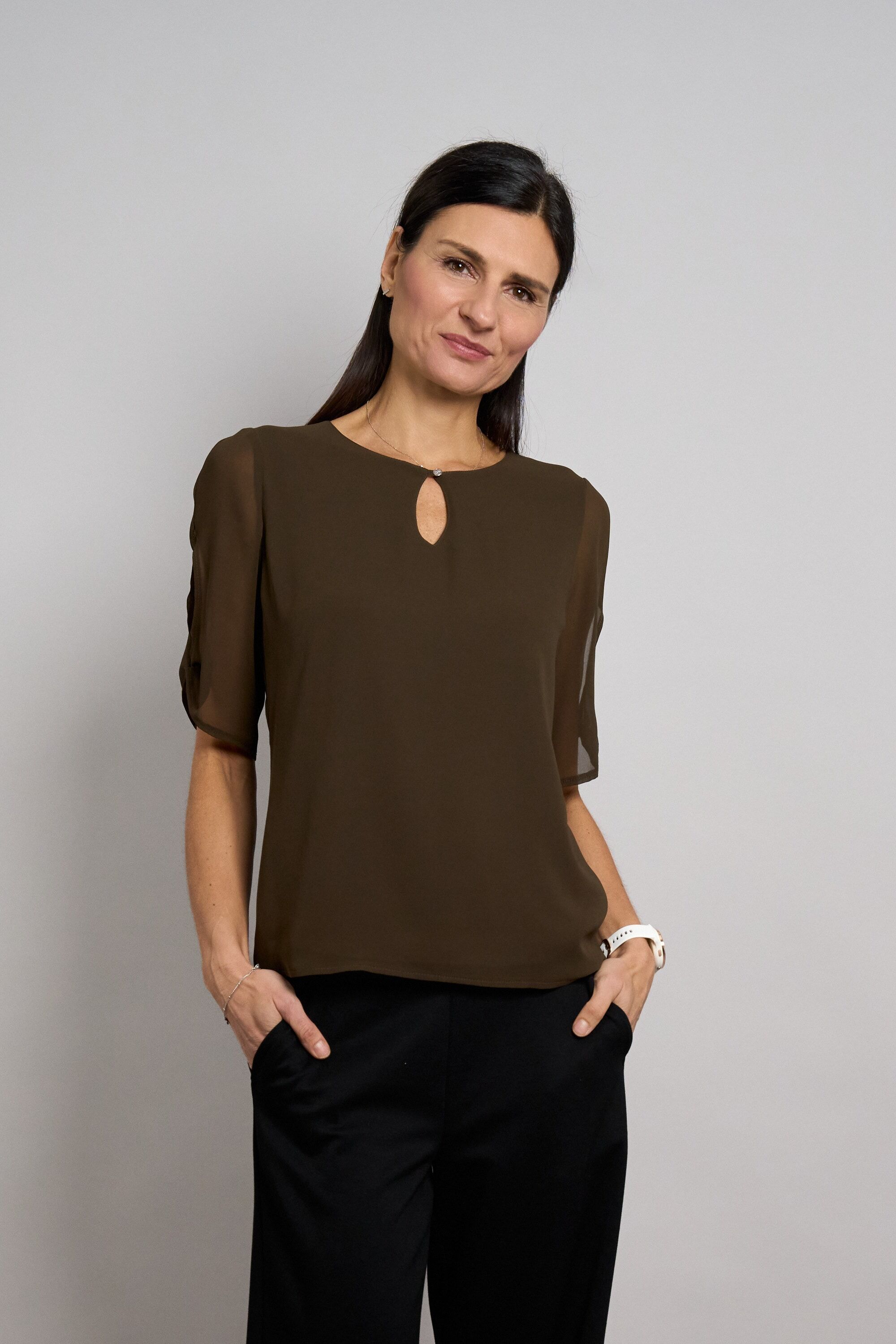 Chiffonbluse SEIDEL MODEN "Otto exclusiv", Damen, Gr. 34, braun (kaffee), Web, Obermaterial: 100% Polyester. Futter: 95% Viskose, 5% Elasthan, unifarben, lässig geschnitten hüftbedeckend, Rundhals, Blusen Chiffonbluse, Halbarm mit Cut-Out-Detail und Glitz