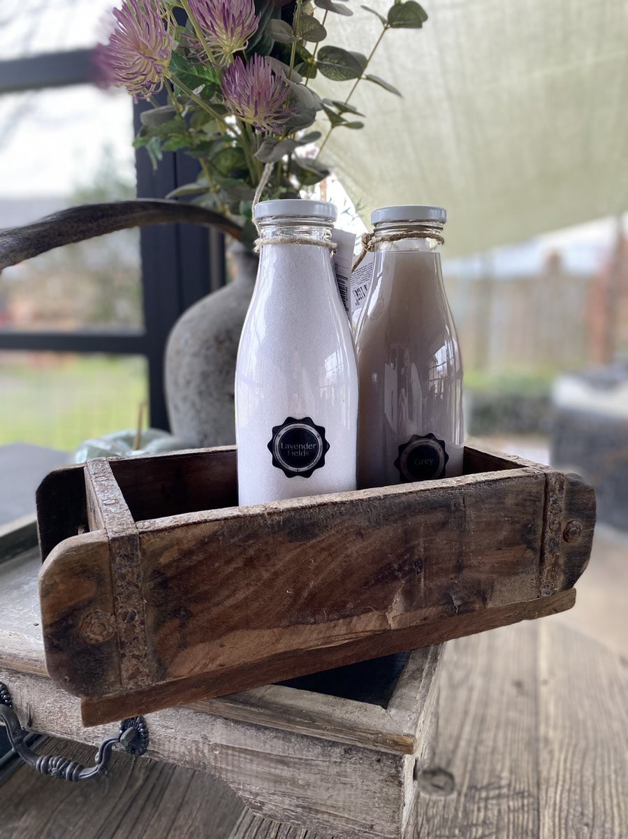 Decoratieset met glazen fles badzout en douchegel en houten geometrisch hart