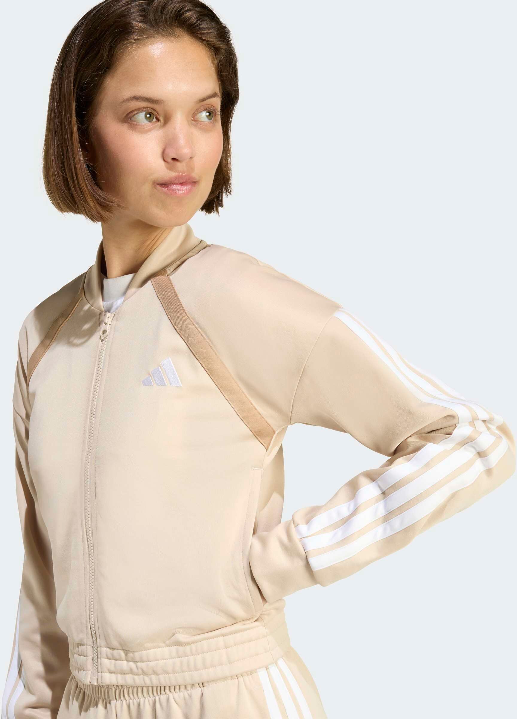 Trainingsanzug ADIDAS SPORTSWEAR "TEAMSPORT", Damen, Gr. XXL, beige (crystal linen, weiß), Obermaterial: 53% Baumwolle, 47% Polyester, Sportanzüge Trainingsanzug, Jacke schmal geschnitten; Hose regulär geschnitten, hoher Bund crystal linen, weiß XXL