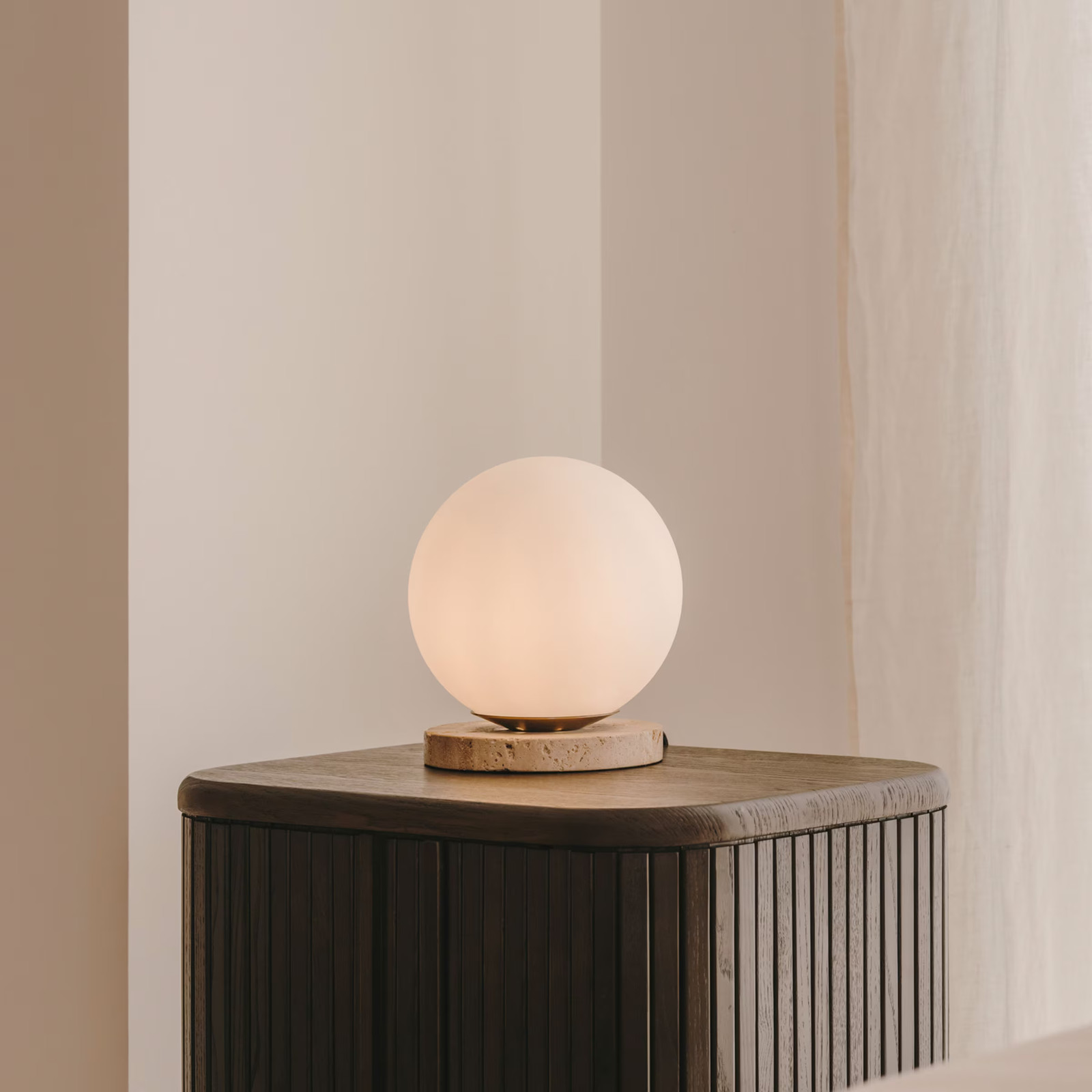 Kave Home Tafellamp Malachi Travertin en Glas - Wit