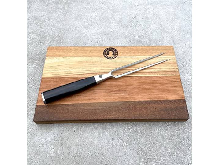 KAI Shun Classic Fleischgabel Grillgabel, DM-0709 + handgefertigtes Fassholzbrett 30x18 cm