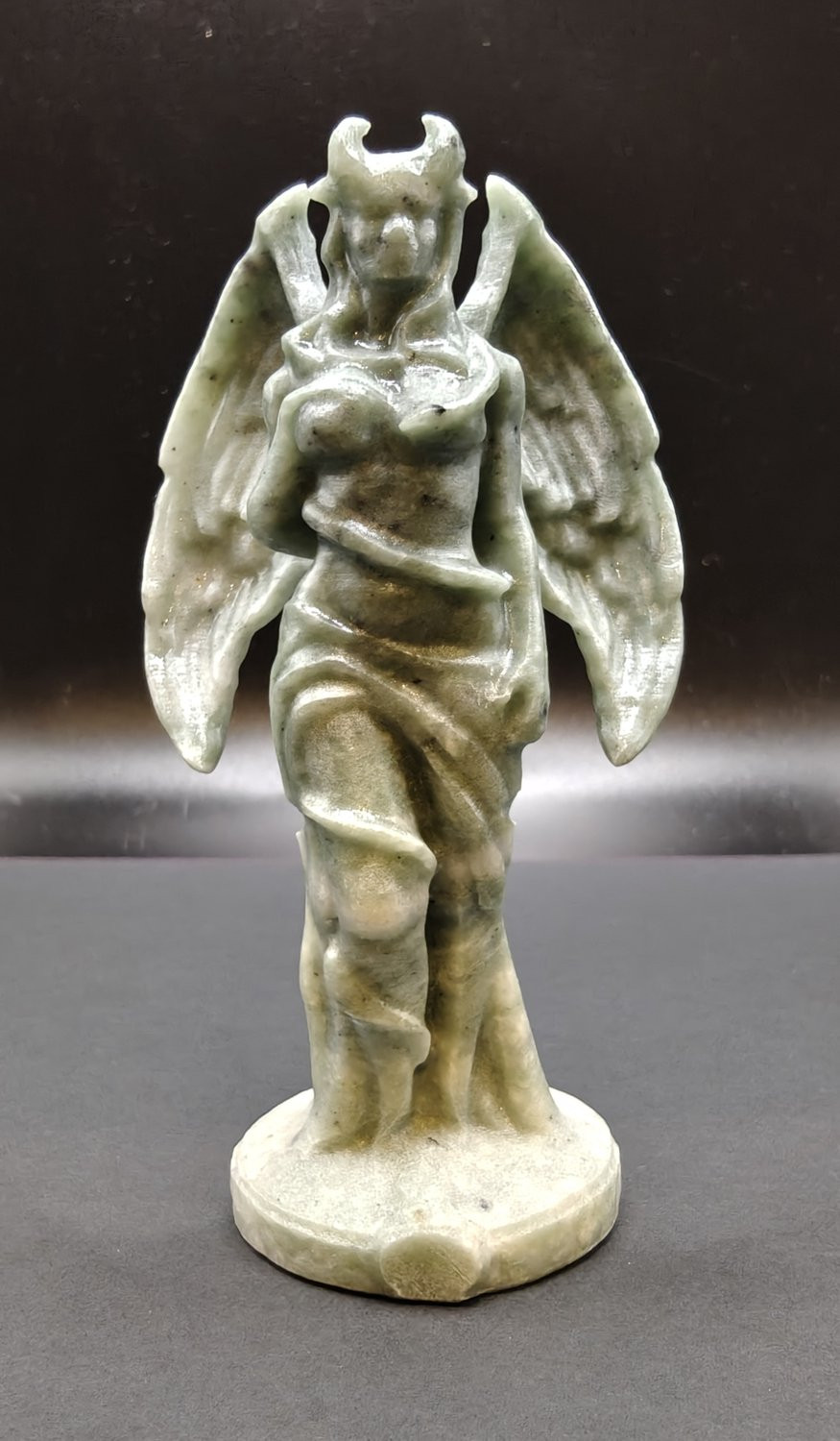 Edelstenen carving figuur Hecate van Groene Aventurijn