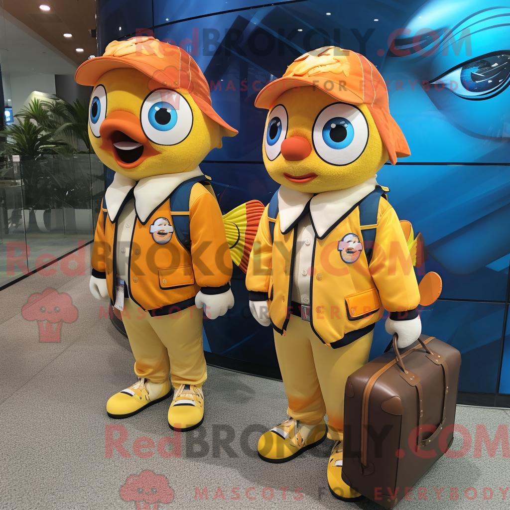Maskottchen REDBROKOLY eines goldenen Clownfisches mit Windjacke und Aktentasche