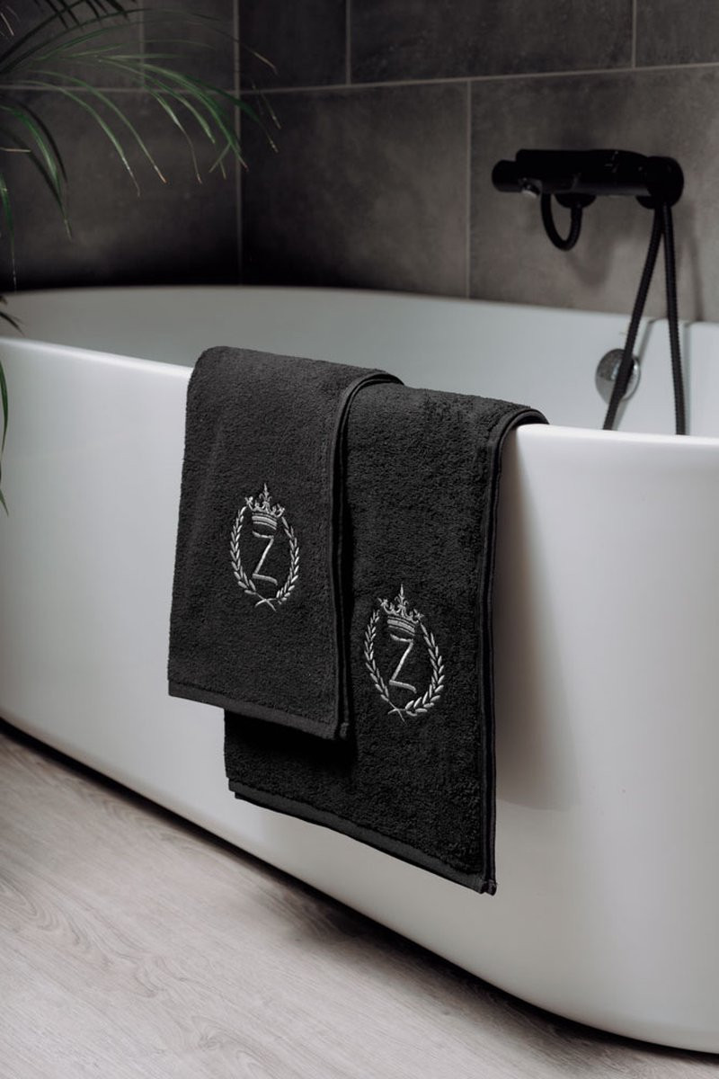 Gepersonaliseerde handdoek met geborduurd monogram letter Z zwart 70 x 140 cm